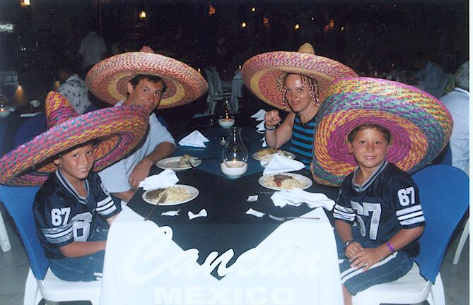 CancunRestoran.jpg (63405 bytes)